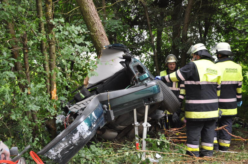 Der Wagen zerschellte an einem Baum - der Fahrer starb an der Unfallstelle.