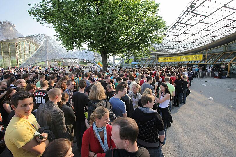 Vor dem Konzert warten die Fans auf Einlass.