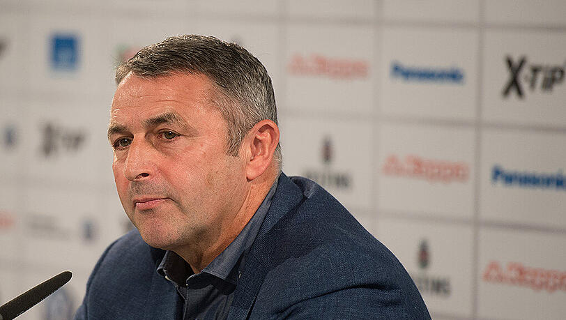 Wolfsburgs Sport-Chef Klaus Allofs bleibt noch gelassen, hat aber das Ende der VW-Unterstützung zu befürchten. Wolfsburgs Sport-Chef Klaus Allofs bleibt noch gelassen, hat aber das Ende der VW-Unterstützung zu befürchten.