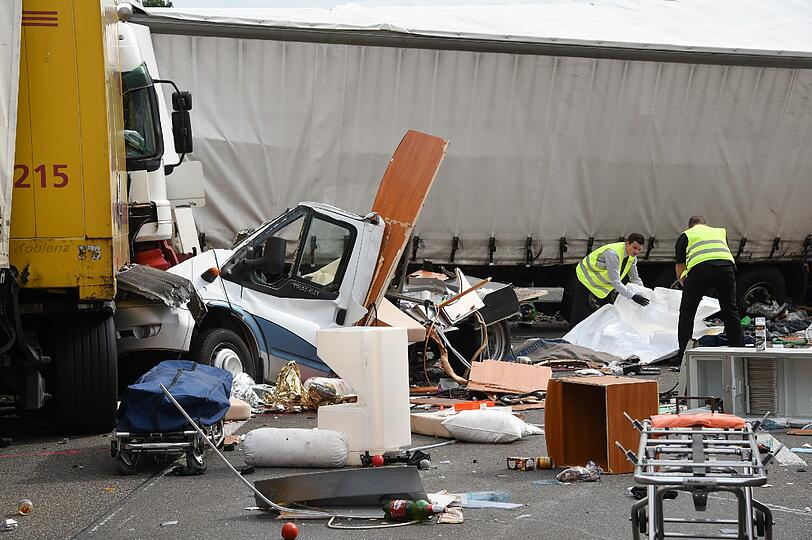 Sechs Lastwagen, ein Wohnmobil und ein Auto waren an dem Unfall bei Guxhagen beteiligt.