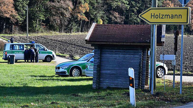 In einem Waldstück zwischen Kienberg und Schnaitsee sollen menschliche Leichenteile gefunden worden sein. Die Polizei ermittelt. Die Bilder.