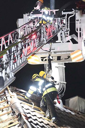 Bei dem Brand wurden drei Menschen verletzt.