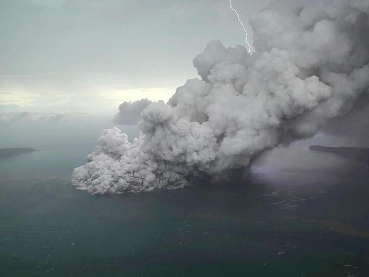 Luftaufnahme des ausbrechenden Vulkans Anak Krakatau in der Sunda-Meerenge. Oben ist auch ein Blitz zu erkennen. Die Eruption samt Unterwasser-Erdrutsch löste einen verheerenden Tsunami an den Küsten der umliegenden Sunda-Meerenge aus.