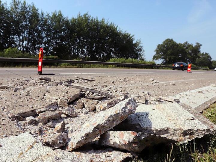 Selbst Beton zerspringt: Hitzeschäden auf der Autobahn A7.