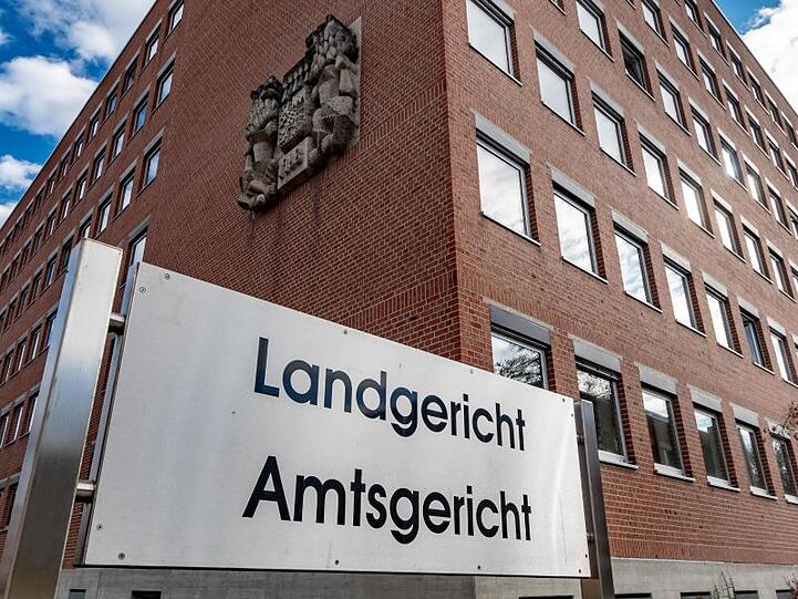 "Landgericht, Amtsgericht" steht auf einem Schild vor dem Gerichtsgebäude. Foto: Armin Weigel/Archivbild