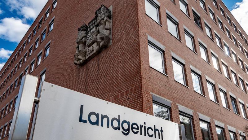 "Landgericht, Amtsgericht" steht auf einem Schild vor dem Gerichtsgebäude. Foto: Armin Weigel/Archivbild "Landgericht, Amtsgericht" steht auf einem Schild vor dem Gerichtsgebäude. Foto: Armin Weigel/Archivbild