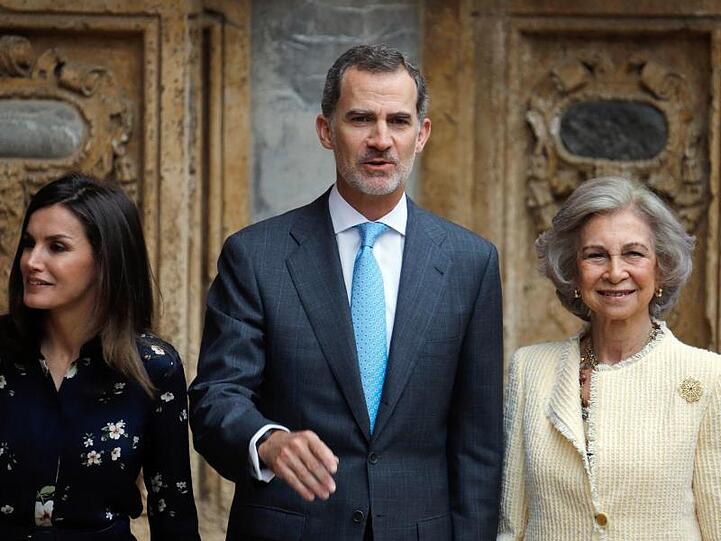 König Felipe von Spanien (m.), seine Mutter Königin Sofia (r) und Königin Letizia vor der Ostermesse.