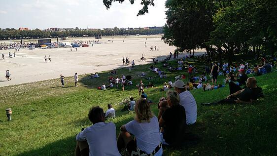 Demo-Watching an der Theresienwiese: Am berühmten "Kotzhügel" beobachten Zuschauer das Geschehen.