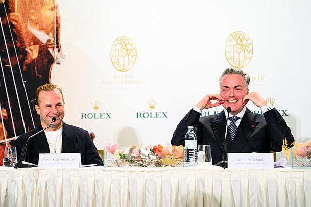 Dirigent Yannick N&eacute;zet-S&eacute;guin und Philharmoniker-Vorstand Daniel Froschauer (re.) bei der Pressekonferenz der Wiener Philharmoniker anl&auml;sslich des Neujahrskonzertes 2026 in Wien.