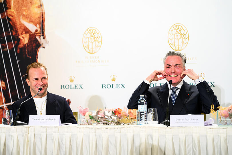 Dirigent Yannick N&eacute;zet-S&eacute;guin und Philharmoniker-Vorstand Daniel Froschauer (re.) bei der Pressekonferenz der Wiener Philharmoniker anl&auml;sslich des Neujahrskonzertes 2026 in Wien.