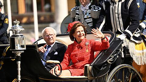 Eine Kutschfahrt darf bei einem royalen Jubil&auml;um nicht fehlen. Drin: das Goldhochzeitspaar, K&ouml;nig Carl XVI. Gustaf (links) und K&ouml;nigin Silvia (rechts).
