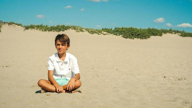 Milan (Valentin Thatenhorst) weiß nicht ganz, was er vom gemeinsamen Urlaub mit seinen geschiedenen Eltern halten soll. Milan (Valentin Thatenhorst) weiß nicht ganz, was er vom gemeinsamen Urlaub mit seinen geschiedenen Eltern halten soll.