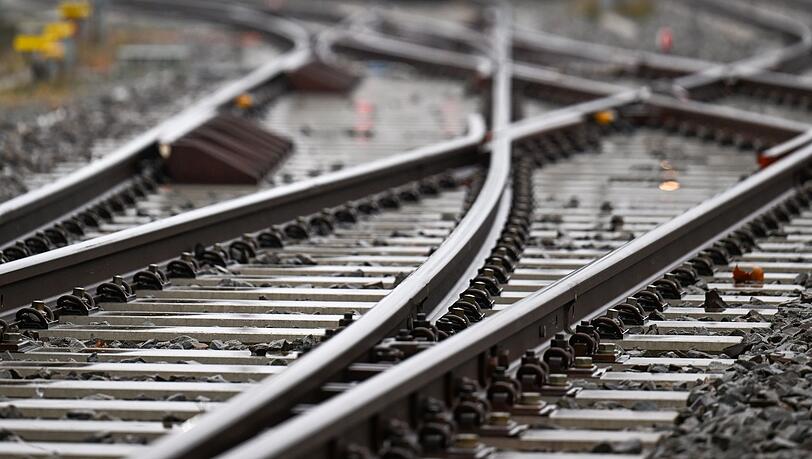 F&uuml;r die Nutzung der Schieneninfrastruktur m&uuml;ssen Verkehrsunternehmen Geld an die DB InfraGo zahlen. (Archivbild)