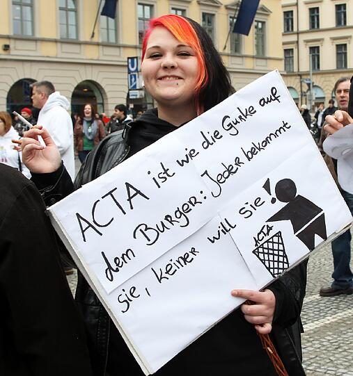 Affige Kostüme, witzige Plakate und viele Masken: Die Bilder von der Anti-ACTA-Demo in München