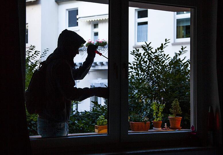 Dass Einbrecher vorwiegend nachts kommen, ist ein Irrtum. Die meisten Täter steigen zwischen 12 und 21 Uhr ein.