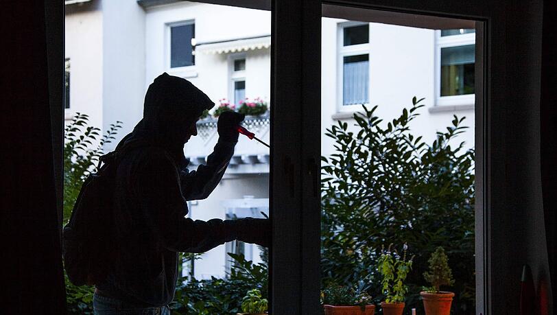 Dass Einbrecher vorwiegend nachts kommen, ist ein Irrtum. Die meisten Täter steigen zwischen 12 und 21 Uhr ein. Dass Einbrecher vorwiegend nachts kommen, ist ein Irrtum. Die meisten Täter steigen zwischen 12 und 21 Uhr ein.