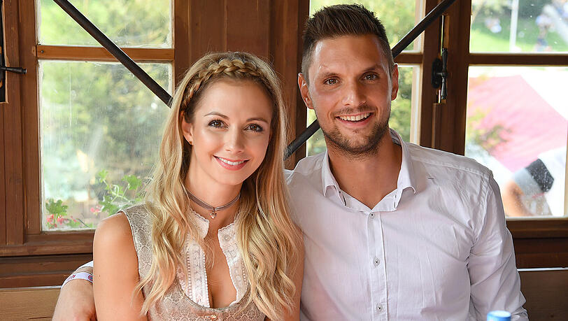 Stattdessen steht Sven Ulreich im Tor. Daumen drücken wird seine Frau Lisa Ulreich. Stattdessen steht Sven Ulreich im Tor. Daumen drücken wird seine Frau Lisa Ulreich.