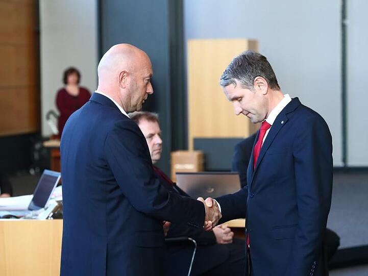 AfD Thüringen-Chef der AfD Björn Höcke (r) gratuliert dem Thomas Kemmerich (FDP) nach der Wahl.