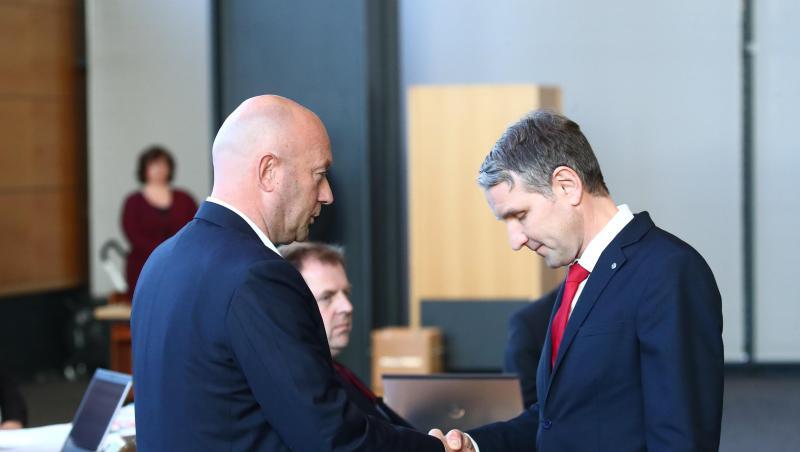 AfD Thüringen-Chef der AfD Björn Höcke (r) gratuliert dem Thomas Kemmerich (FDP) nach der Wahl. AfD Thüringen-Chef der AfD Björn Höcke (r) gratuliert dem Thomas Kemmerich (FDP) nach der Wahl.