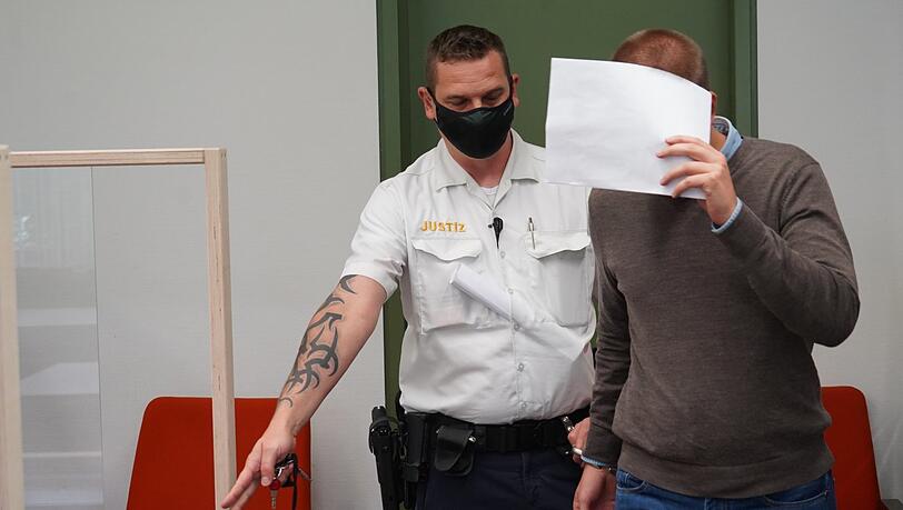 Der angeklagte Zahnarzt wird zu seinem Platz vor Gericht geführt.