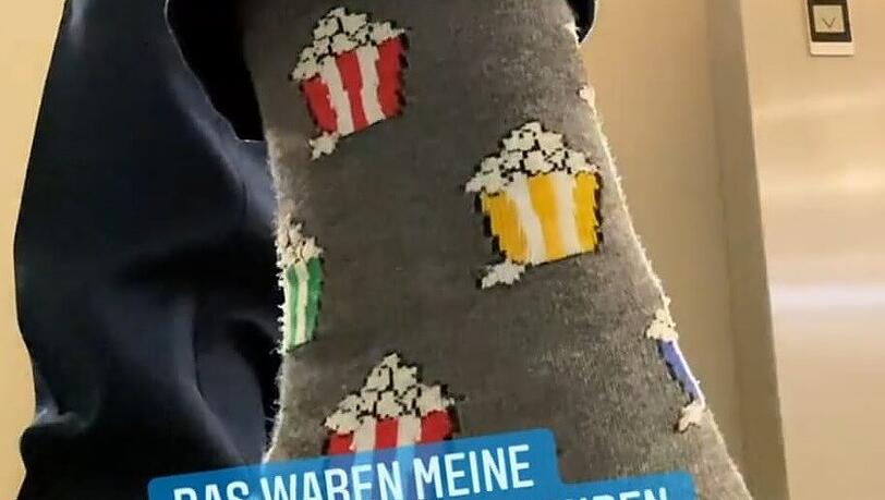 Auf André Schünkes Socken waren bunte Popcorntüten zu sehen