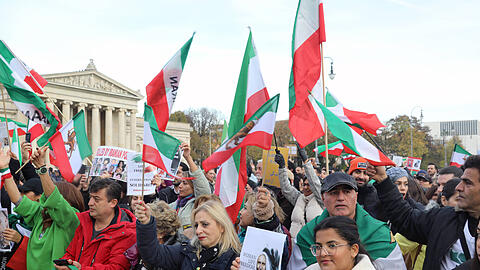 Auf dem Königsplatz in München fand die größte Solidaritätskundgebung für den Iran in Süddeutschland statt, an der 4.000 Menschen teilnahmen.