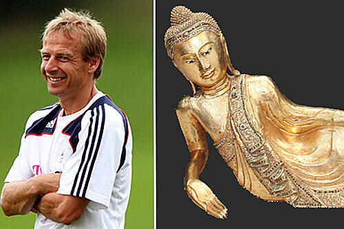 Jürgen Klinsmann und sein Buddha, in der "Löwenstellung".