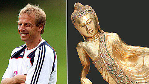 Jürgen Klinsmann und sein Buddha, in der "Löwenstellung". Jürgen Klinsmann und sein Buddha, in der "Löwenstellung".
