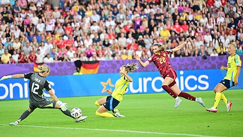 Da war noch alles in Ordnung für die DFB-Auswahl: Jule Brand (in Rot) erzielt das 1:0.