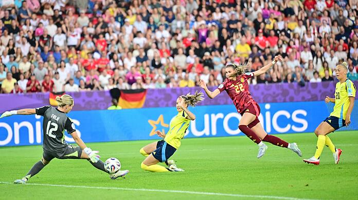Da war noch alles in Ordnung für die DFB-Auswahl: Jule Brand (in Rot) erzielt das 1:0.