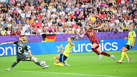Da war noch alles in Ordnung für die DFB-Auswahl: Jule Brand (in Rot) erzielt das 1:0.