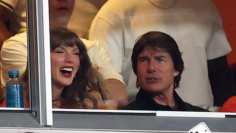 Taylor Swift und Tom Cruise gemeinsam auf der Trib&uuml;ne.