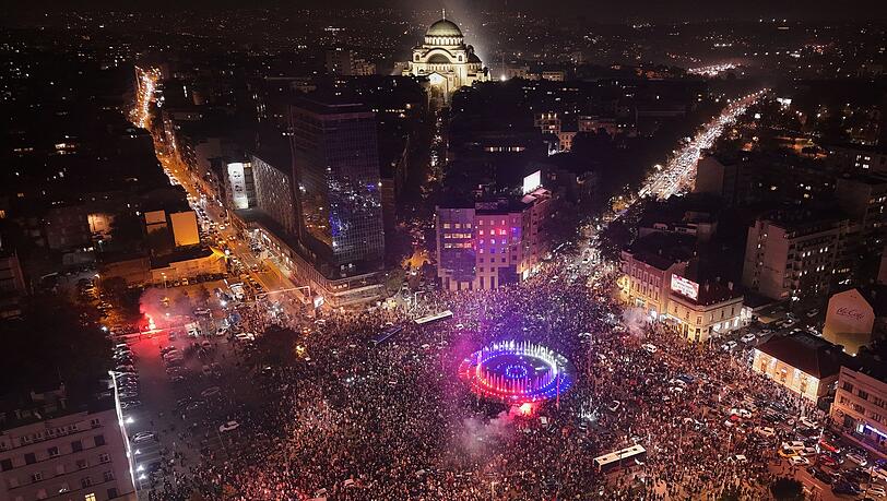 Auf dem Belgrader Slavija-Platz feierten die Menschen Vucics Wahlniederlage. Auf dem Belgrader Slavija-Platz feierten die Menschen Vucics Wahlniederlage.
