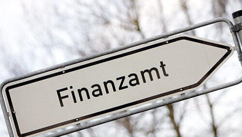 Der Geschäftsmann wirtschaftete am Finanzamt vorbei. Der Geschäftsmann wirtschaftete am Finanzamt vorbei.
