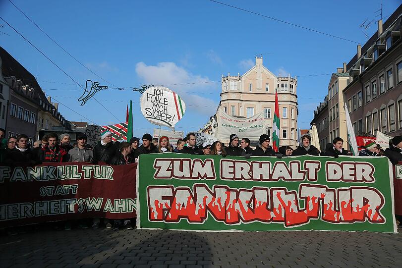 Bilder von der Demonstration in Augsburg gegen das neue DFL Sicherheitspapier, über das am 12.12 verhandelt werden soll.