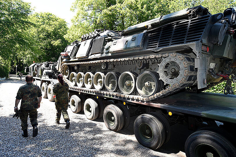 Ein Bergepanzer der Bundeswehr wartet auf einem Tieflader am 01.07.2015 in Heikendorf (Schleswig-Holstein) auf den Einsatz auf einem Villengrundstück. Auf dem Gelände sollen sich Waffen aus dem Zweiten Weltkrieg befinden.