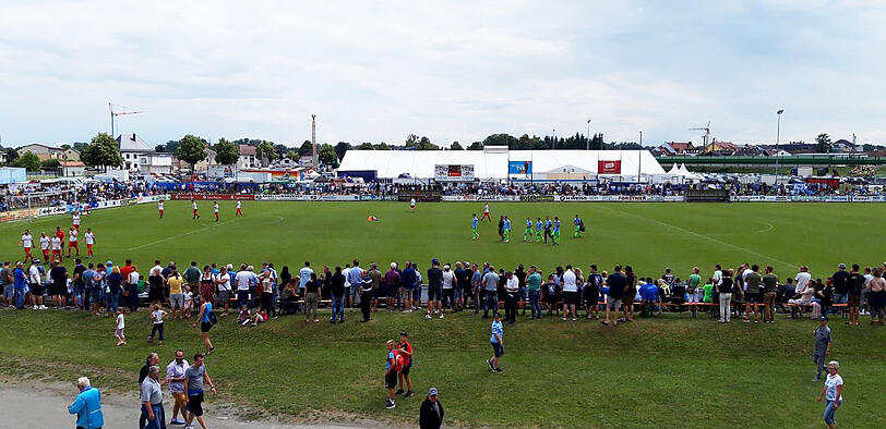Mehrere hundert Zuschauer sind am Sonntag ins Rennbahnstadion nach Plattling gekommen.