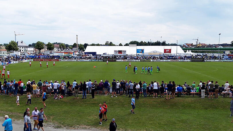 Mehrere hundert Zuschauer sind am Sonntag ins Rennbahnstadion nach Plattling gekommen.