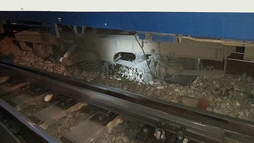 Die Räder des Zuges standen neben den Gleisen.