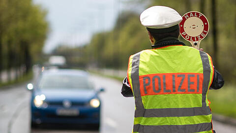 Ein Mann flüchtete vor einer Polizeikontrolle auf der A99. (Symbolbild)