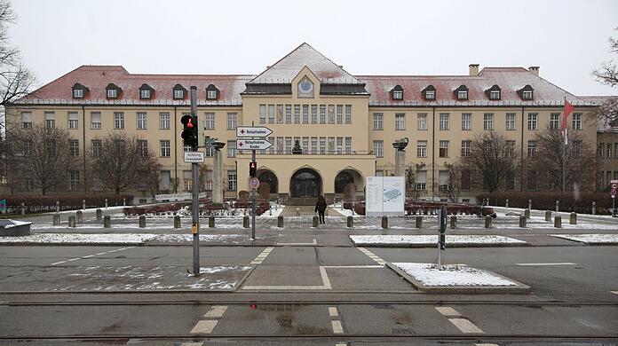 Historische Münchner Klinik: das Schwabinger Krankenhaus in diesen Tagen.