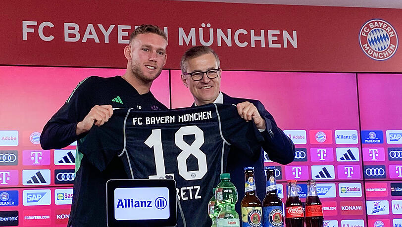 "Ich bin sicher, dass wir mit Daniel ein Stück weit Zukunft planen können", sagt Bayerns CEO Dreesen (re.) über Keeper Daniel Peretz.