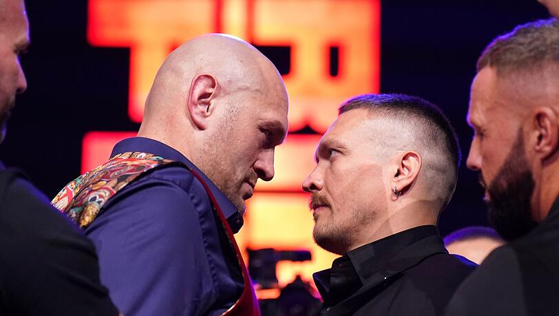 Der WM-Kampf zwischen Tyson Fury (l) und Alexander Usyk soll nun am 18. Mai in Saudi-Arabien stattfinden.