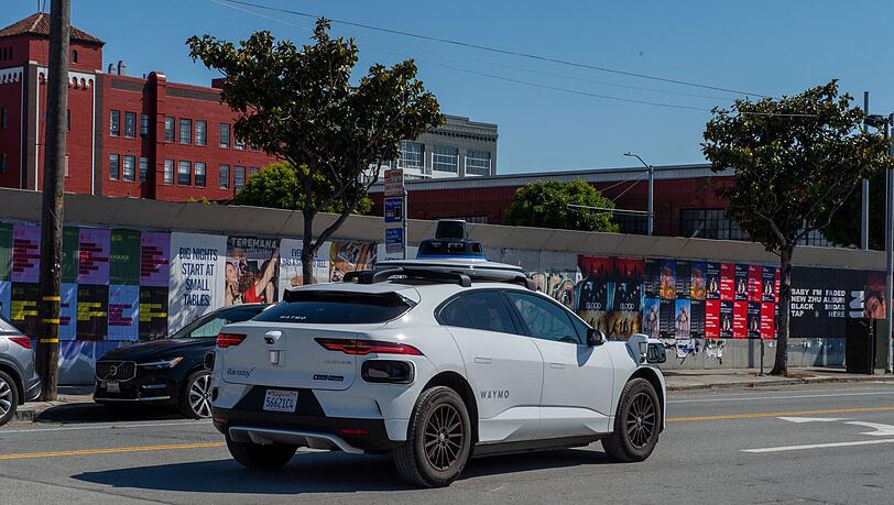Zunächst waren fahrerlose Waymo-Robotaxis vor allem in sonnigen Gegenden wie San Francisco unterwegs. (Archivbild) Zunächst waren fahrerlose Waymo-Robotaxis vor allem in sonnigen Gegenden wie San Francisco unterwegs. (Archivbild)
