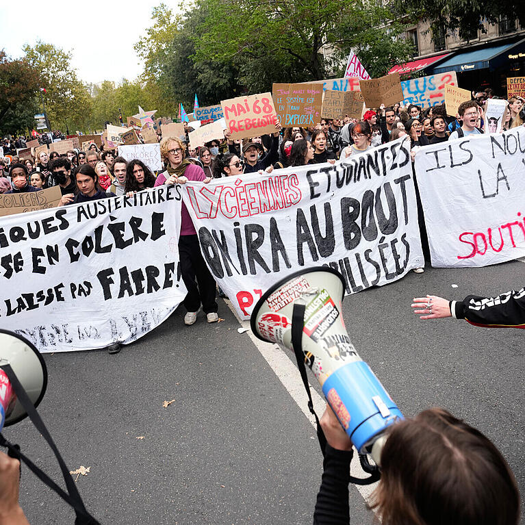 In Paris demonstrieren Sch&uuml;ler seit Wochen gegen unterfinanzierte Schulen. (Archiv)