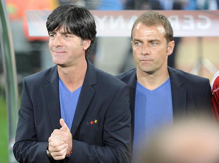 Kalt ist's in Südafrika: Bundestrainer Jogi Löw 8l.) mit Assistemnt Hansi Flick.