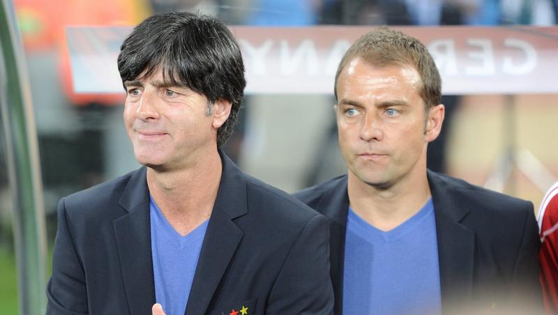 Kalt ist's in Südafrika: Bundestrainer Jogi Löw 8l.) mit Assistemnt Hansi Flick. Kalt ist's in Südafrika: Bundestrainer Jogi Löw 8l.) mit Assistemnt Hansi Flick.