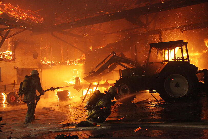 Brand auf einem Bauernhof in Taufkirchen. Die Bilder von den Löscharbeiten