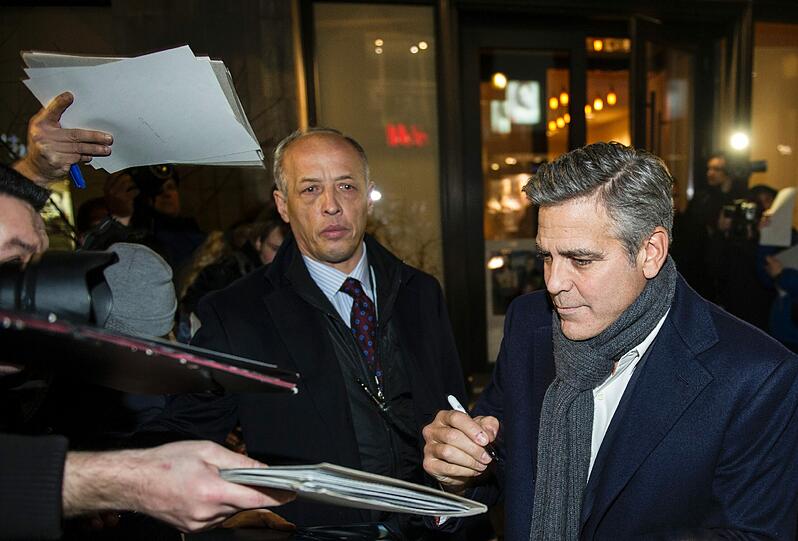 Als Schauspieler George Clooney endlich beim Restaurant Bocca di Bacco in Berlin ankam musste er erst einmal reichlich Autogramme schreiben.