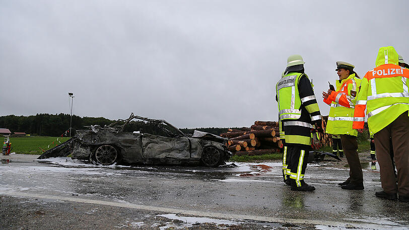 Der BMW-Fahrer krachte gegen den Baumstapel und war vermutlich sofort tot. Die Bilder vom Horror-Crash.
